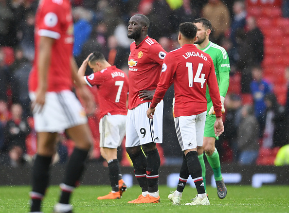 Thua SỐC đội chót bảng, Man United 'dâng' chức vô địch cho Man City
