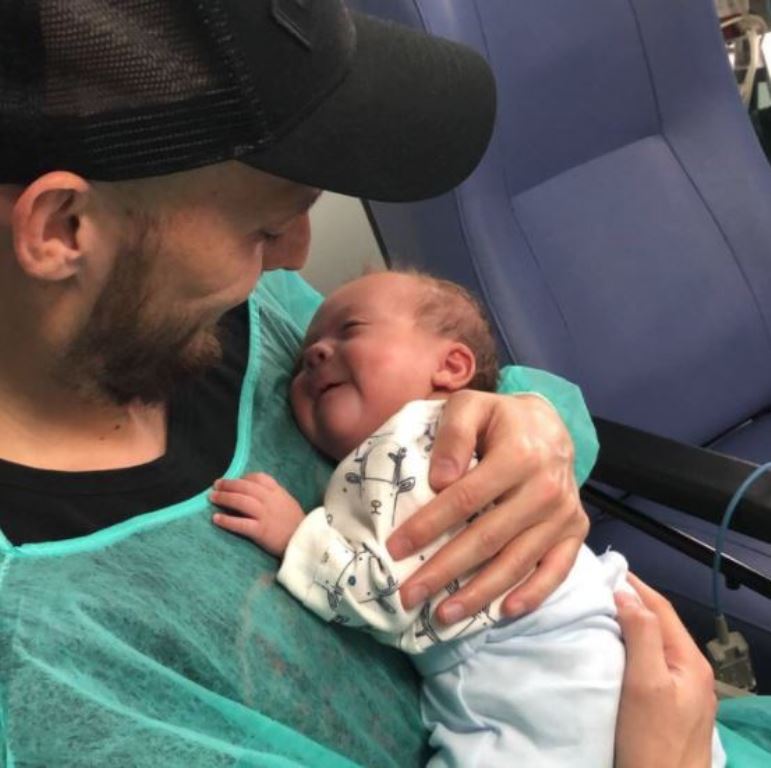 Ảnh bài viết Xúc động với hình ảnh David Silva ôm con nhỏ mừng ngôi vô địch