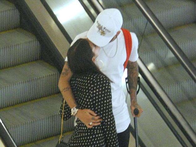 Ảnh bài viết "Bệnh binh" Neymar được bạn gái chăm sóc tận tình ở chốn công cộng