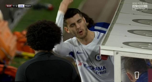 Morata ném giày, ném luôn niềm tin của Conte