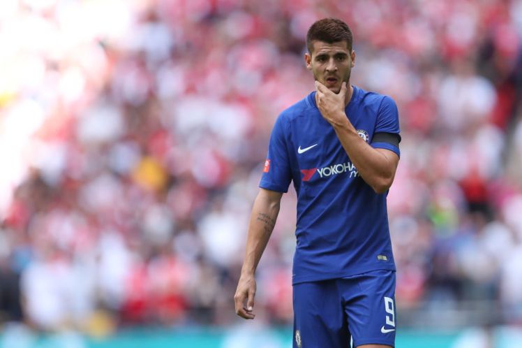 Thi đấu nhạt nhòa, Morata nhận 'mưa' gạch đá