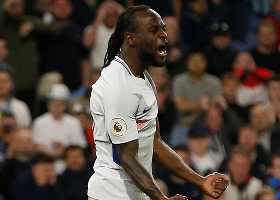 Victor Moses rực sáng, Chelsea giành trọn 3 điểm trên "tử địa" Turf Moor
