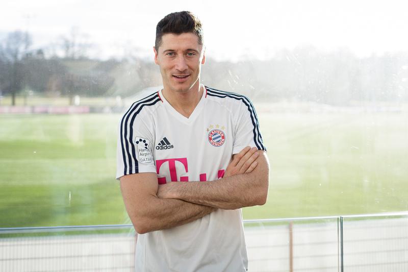 Ảnh bài viết Lewandowski thông báo với đồng đội về việc rời Bayern