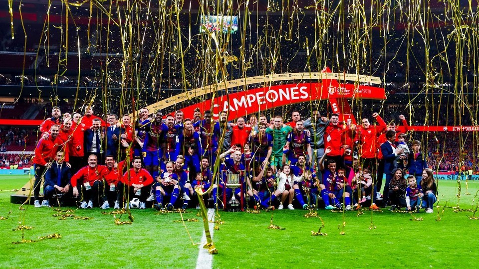 Ảnh bài viết Dàn sao Barcelona 'quẩy' tưng bừng mừng ngôi vô địch