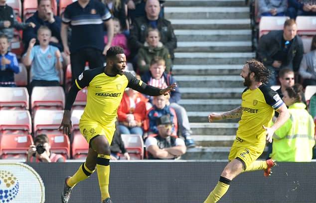 Darren Bent nhấn chìm Sunderland xuống giải hạng 3