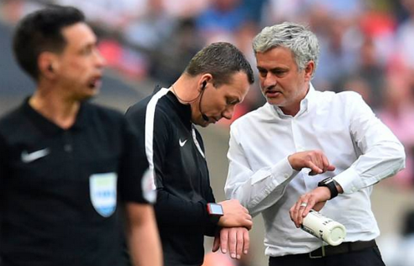 Ảnh bài viết Dạy dỗ học trò, Mourinho dạy bảo luôn cả trọng tài