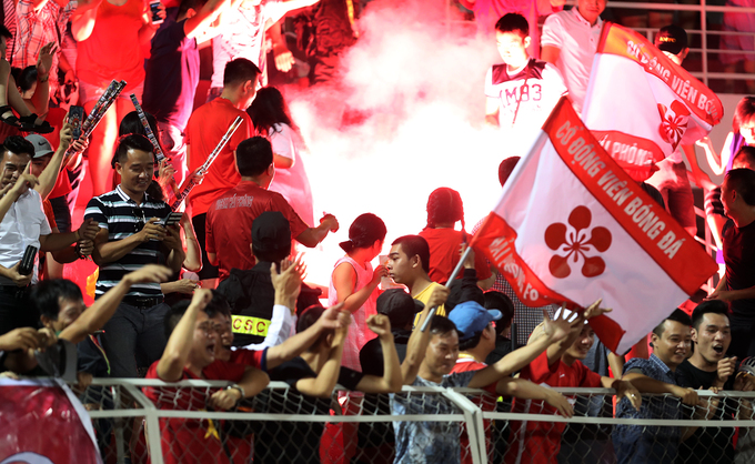 Ảnh bài viết 5 điểm nhấn vòng 6 V-League: CĐV Hải Phòng lại "bán" đặc sản, Công Phượng khai hỏa sau 8 trận