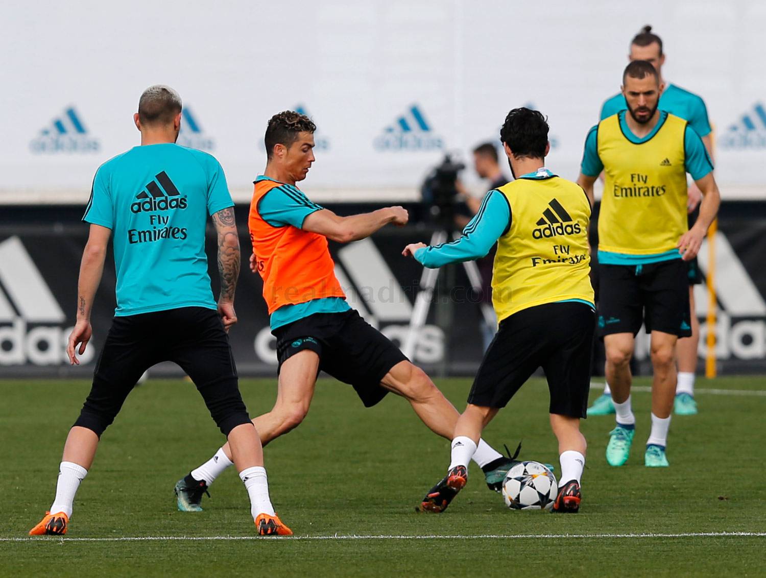 Ảnh bài viết Barca khiêu khích, Real Madrid lặng lẽ tập luyện chờ Champions League