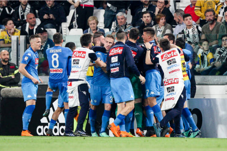 Biến Turin thành nhà, Napoli thắp lại giấc mơ vô địch
