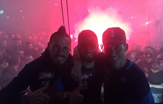 Ảnh bài viết Hạ Juventus, CĐV Napoli đốt pháo sáng ngợp trời