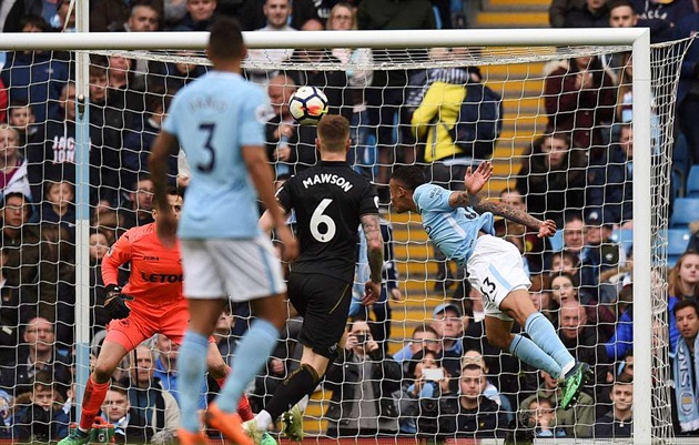 Ảnh bài viết Jesus khiến khán giả tròn mắt khi tái hiện pha bay người đánh đầu của Persie