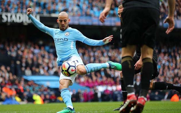 Vùi dập Swansea, Man City giúp cuộc chiến trụ hạng thêm hấp dẫn