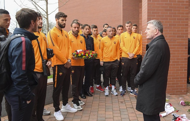Cầu thủ AS Roma có hành động đẹp trước trận bán kết C1