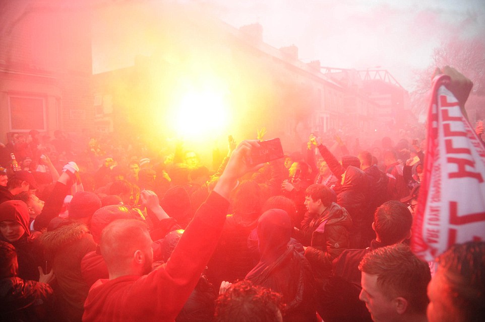 CĐV Liverpool quậy tung, cảnh sát bạo động vào cuộc