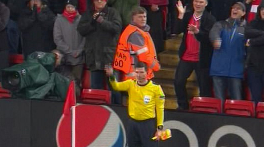 Trọng tài bối rối vì cờ hư và những hình ảnh bên lề khó quên tại Anfield 
