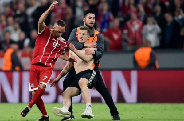 Ảnh bài viết Bayern thất bại, fan cởi trần, túm áo Ribery 'hỏi tội'