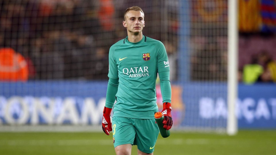 Barca hét giá 60 triệu euro cho thủ môn dự bị, Liverpool chùn tay
