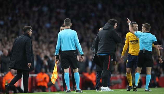 Ảnh bài viết Chỉ mặt trọng tài, Simeone lên khán đài "ngồi chơi xơi nước" với học trò