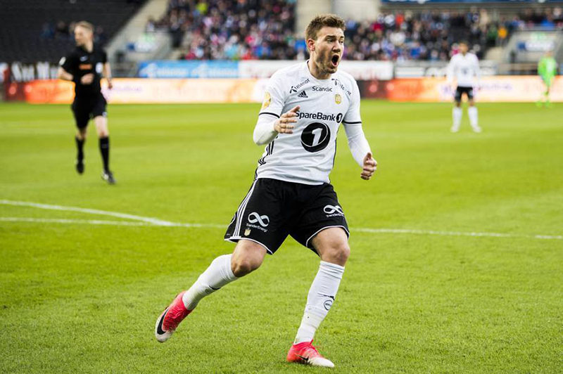 'Lord' Bendtner solo qua 4 cầu thủ giúp đội nhà giành siêu cúp