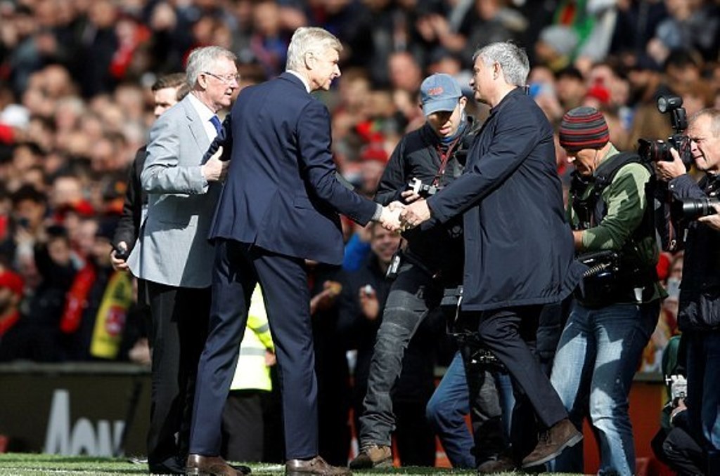 Ảnh bài viết Sir Alex tái xuất, cùng Mourinho tặng quà cho HLV Wenger
