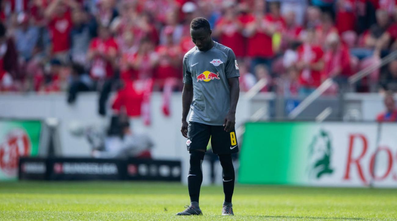 Bom tấn của Liverpool tạm biệt 'mái nhà' RB Leipzig bằng chiếc thẻ đỏ