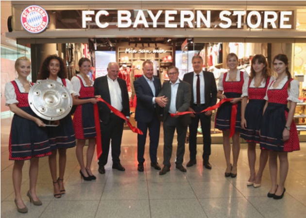 Các "sếp lớn" tề tựu đầy đủ trong ngày Bayern Munich khai trương cửa hàng lưu niệm