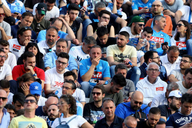 Ảnh bài viết Cầu thủ gục ngã, CĐV Napoli chết lặng nhìn Scudetto xa dần