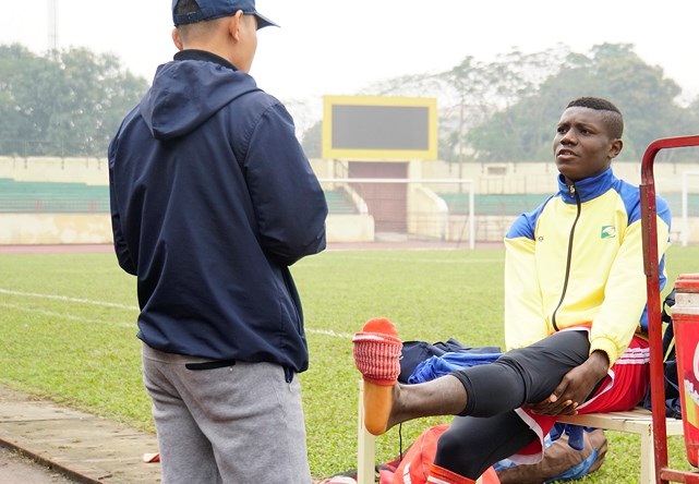 Ảnh bài viết Ngoại binh SLNA chấn thương sau 90 phút bị "hành hạ" trên sân Vinh