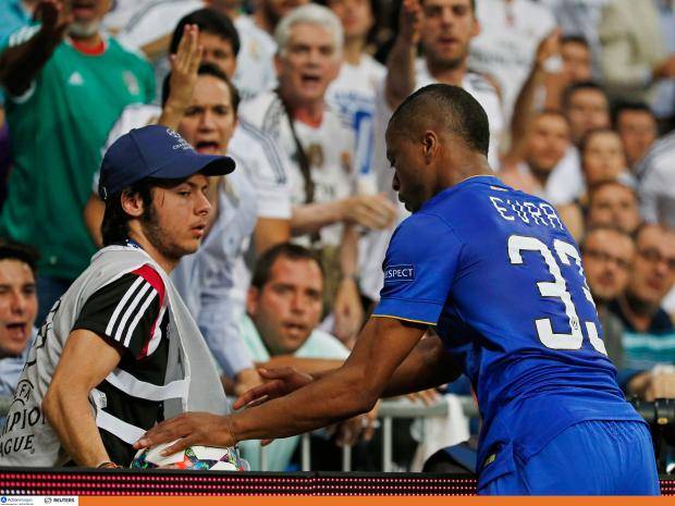 Real vs Bayern: Trước cái bẫy từ những cậu bé nhặt bóng láu cá