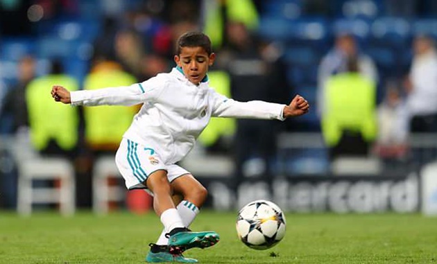 Con Ronaldo ăn mừng chiến thắng theo cách "không giống ai"