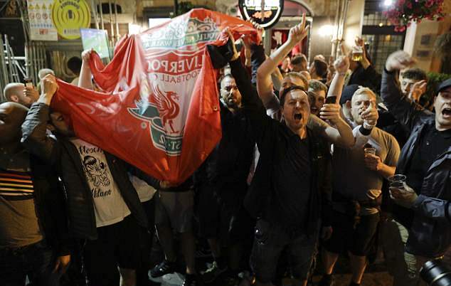 Fan Liverpool 'chơi trội' tại thủ đô Italia