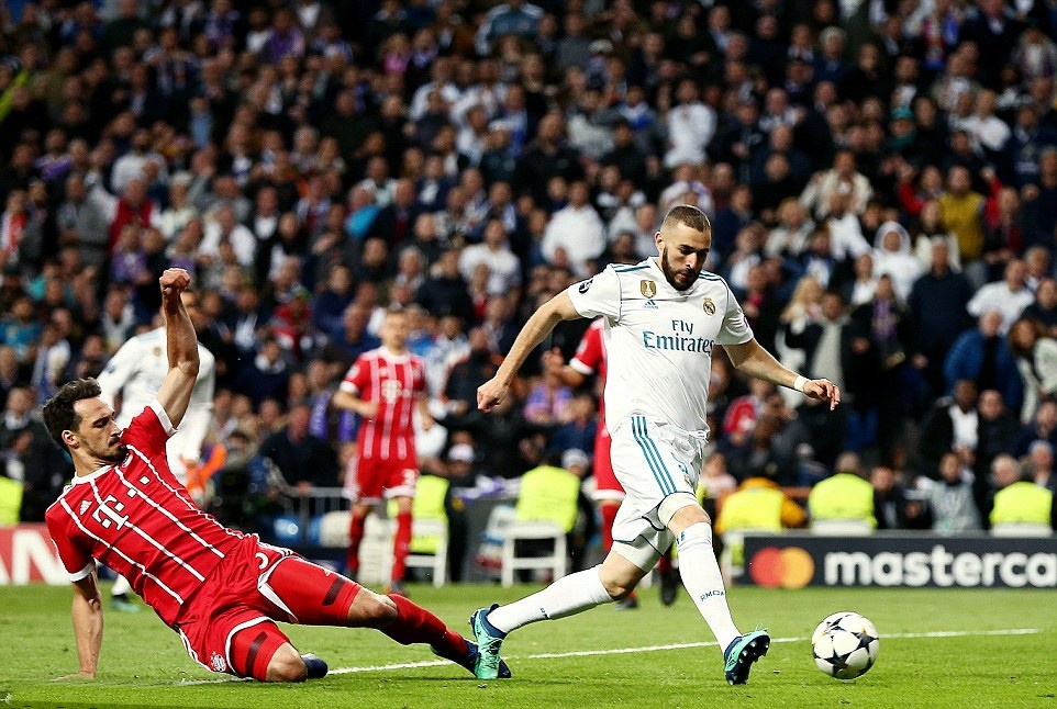Ảnh bài viết Thủ thành của Bayern "vồ ếch", Benzema ghi bàn thắng dễ nhất trong sự nghiệp