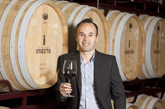 Iniesta đến Trung Quốc: Lộ diện đại gia giấu mặt
