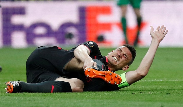 Đội nhà thua trận, Laurent Koscielny còn có nguy cơ mất luôn World Cup