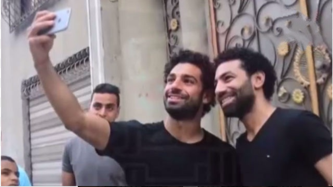 Ảnh bài viết Salah bất ngờ gặp anh em song sinh trên phố