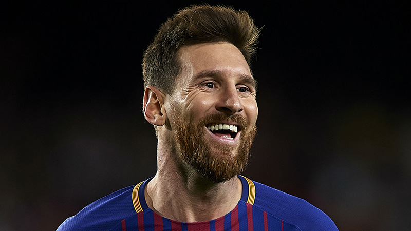 Messi cảnh cáo Real bằng pha 'ngả bàn đèn' trên sân tập