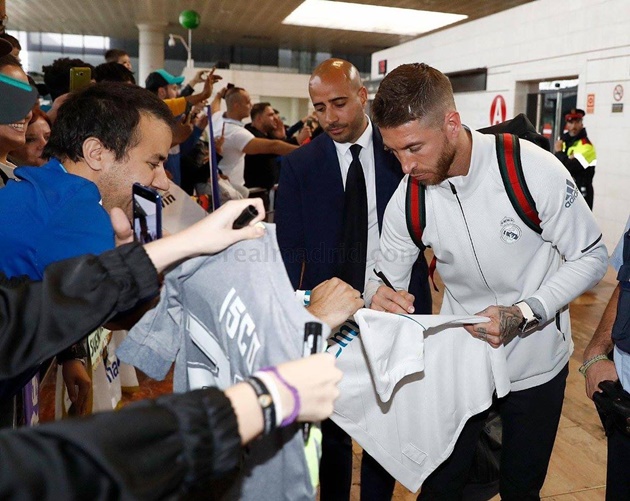 Ảnh bài viết Dàn sao Real Madrid kí mỏi tay khi vừa đặt chân tới Catalan