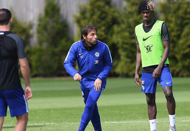 Ảnh bài viết Sống dậy hi vọng top 4, Conte xỏ giày chơi bóng cùng cầu thủ