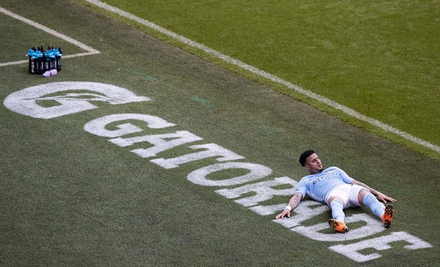 Ảnh bài viết Thất vọng với bản thân, Kyle Walker nằm dài trên thảm cỏ Etihad