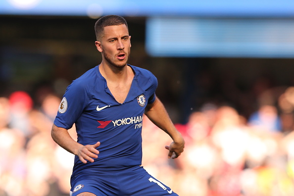 Ảnh bài viết 'Chơi nổi', Hazard mặc áo xẻ cổ trong trận gặp Liverpool