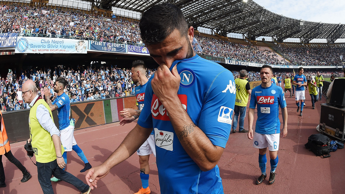 Ảnh bài viết Gần như hết cửa vô địch, dàn sao Napoli cúi đầu tri ân NHM 