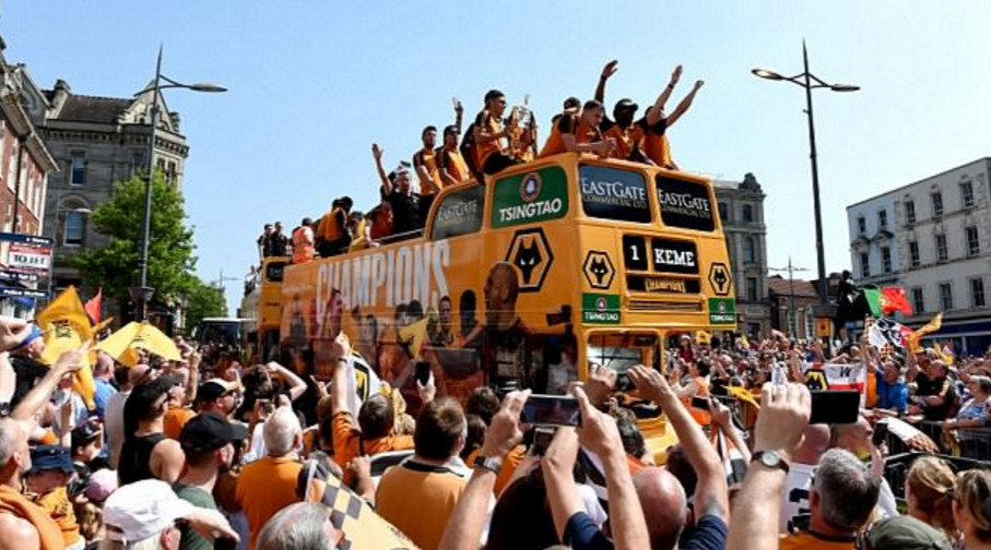 Sắc cam nhuộm cả đường phố trong ngày vui của Wolves