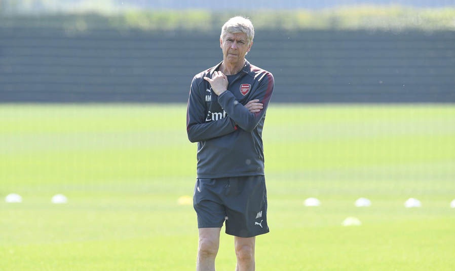 Ảnh bài viết HLV Wenger lạc lõng trên sân tập Arsenal trong những ngày cuối