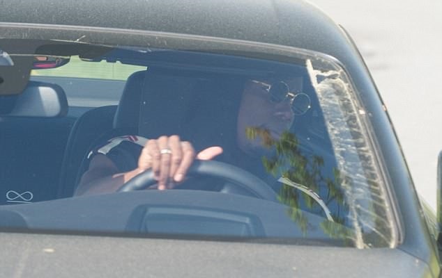 Ảnh bài viết Sir Alex hôn mê, dàn sao Man Utd u sầu tới sân tập