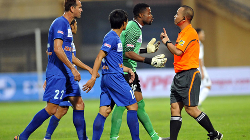 Trọng tài V-League: Đá bể nồi cơm của nhau, có nên không?
