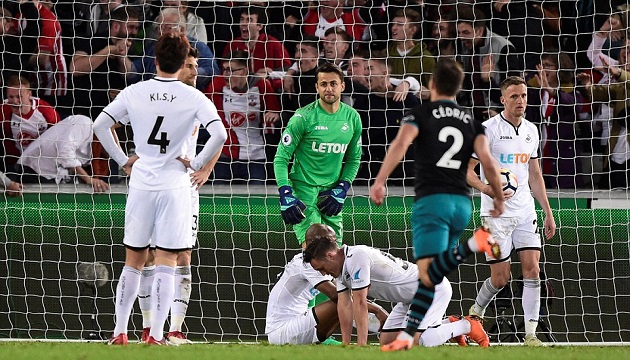 Ảnh bài viết Cầu thủ Swansea đổ gục xuống sân khi biết Championship đang cận kề