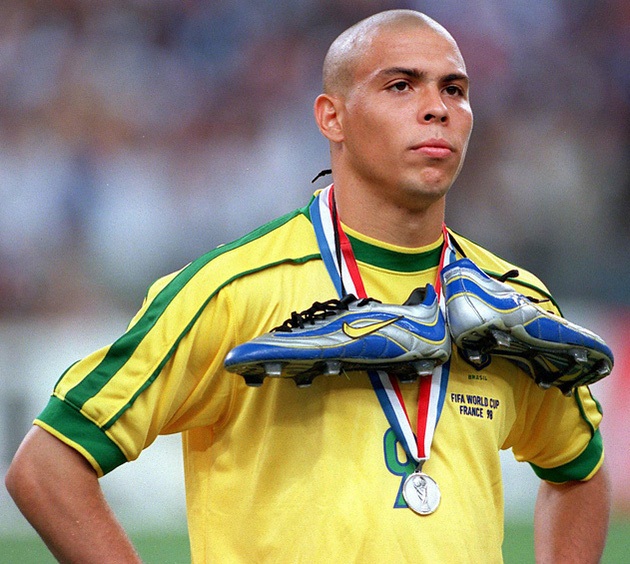 Tại sao Brazil thảm bại trước Pháp ở CK World Cup 1998?