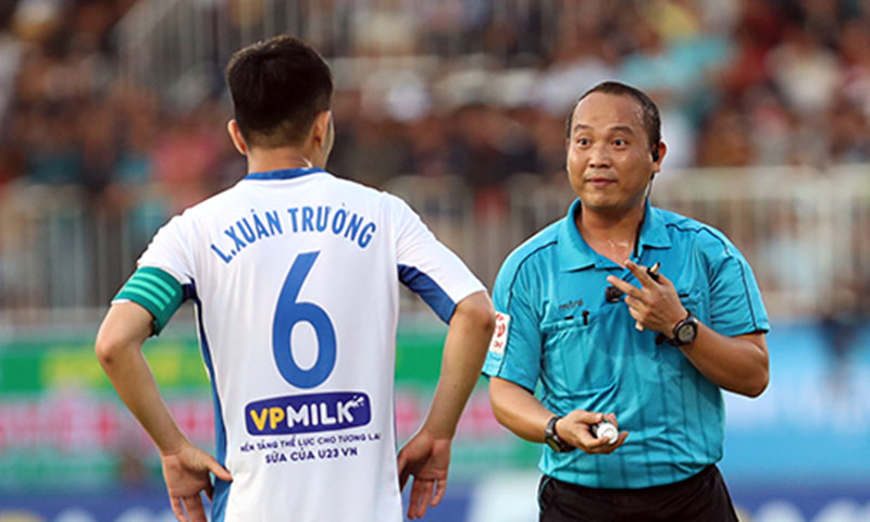 Bê bối trọng tài và sự tồn vong của V-League