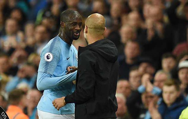 Ảnh bài viết Gác lại mâu thuẫn, Pep trao cho Yaya Toure cái bắt tay thắm thiết ngày tri ân