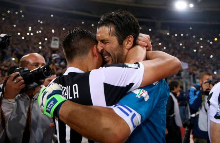 Ảnh bài viết Hủy diệt Milan, Buffon ôm đồng đội khóc nức nở 